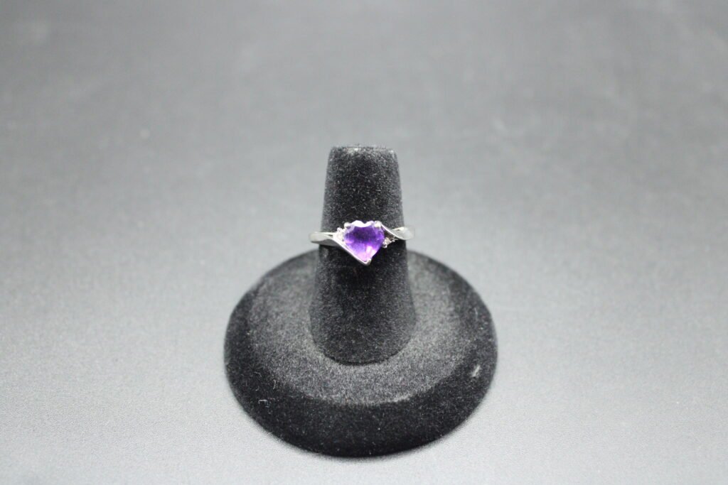 10kt White Gold Purple Heart Amethyst Ring