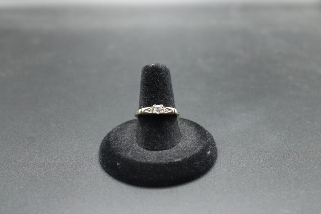 14kt White Gold Vintage Diamond Engagement Ring