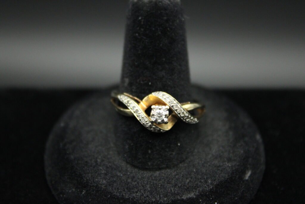 10kt Yellow Gold Diamond Swirl Ring