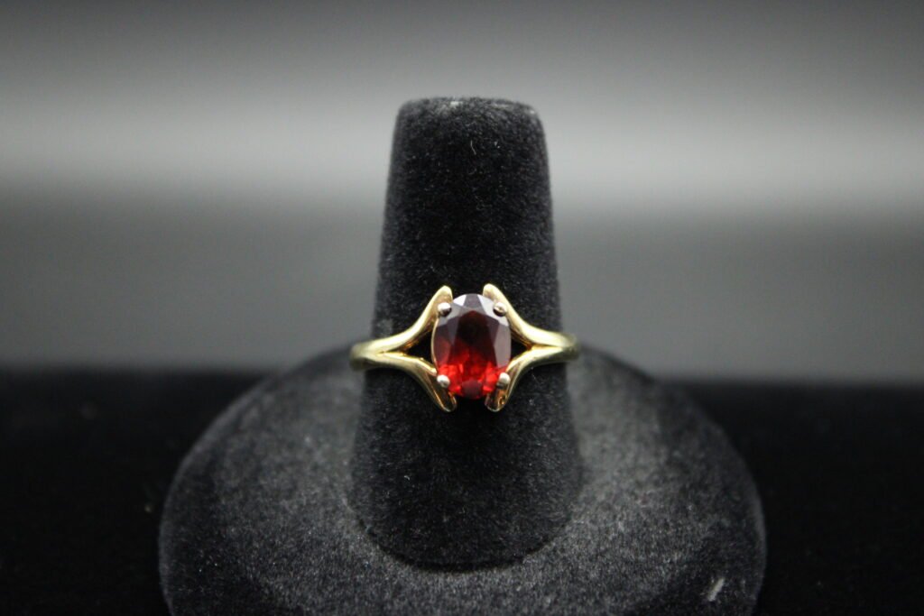 10kt Yellow Gold Red Oval Cut Ring