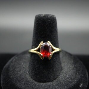 10kt Yellow Gold Red Oval Cut Ring