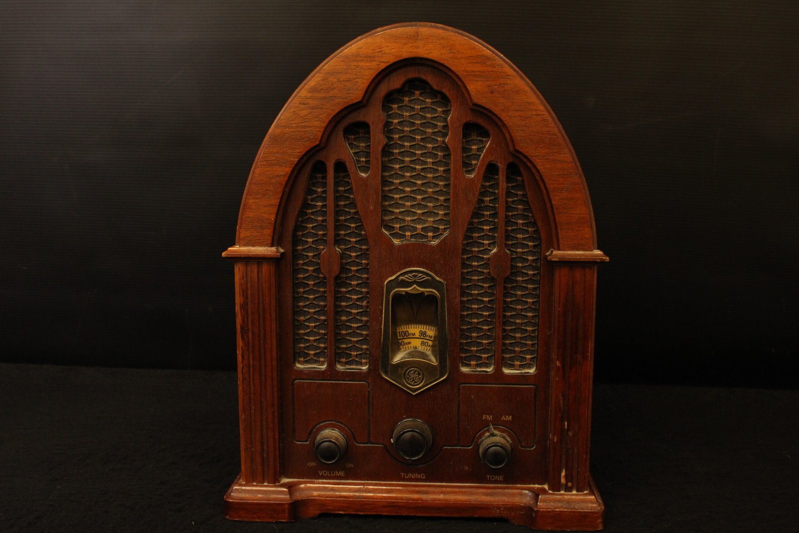 GE 7-4100JA Cathedral-Style AM/FM Radio 1 GE 7-4100JA Cathedral-Style AM/FM Radio